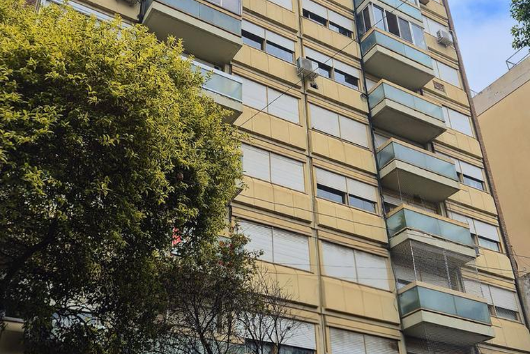 Zeballos 1500. Amplio. Cocina independiente. Balcón. Impecable.