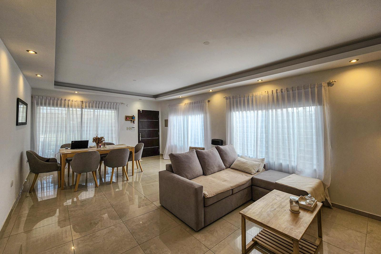 Casa de 2 dormitorios con gran jardín y pileta en las Tardes