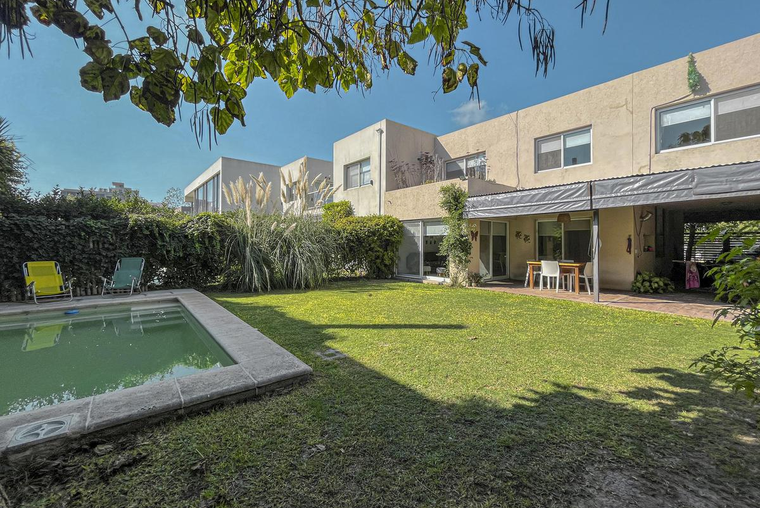 Casa de 3 dormitorios moderna con pileta, 2 cocheras y jardín en Fisherton