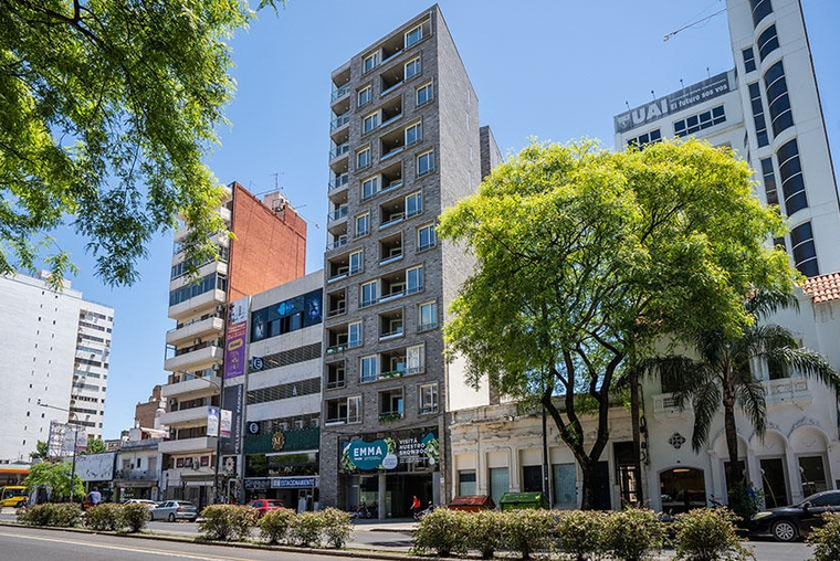 AMPLIO. ESTRENAR. COCHERA. Av. Pellegrini 1600.