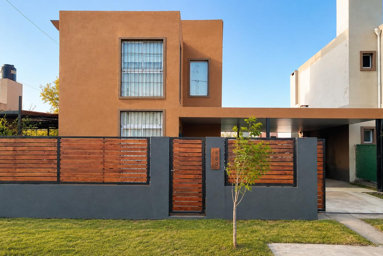 Casa de 2 dormitorios pileta excelente ubicación y calidad constructiva