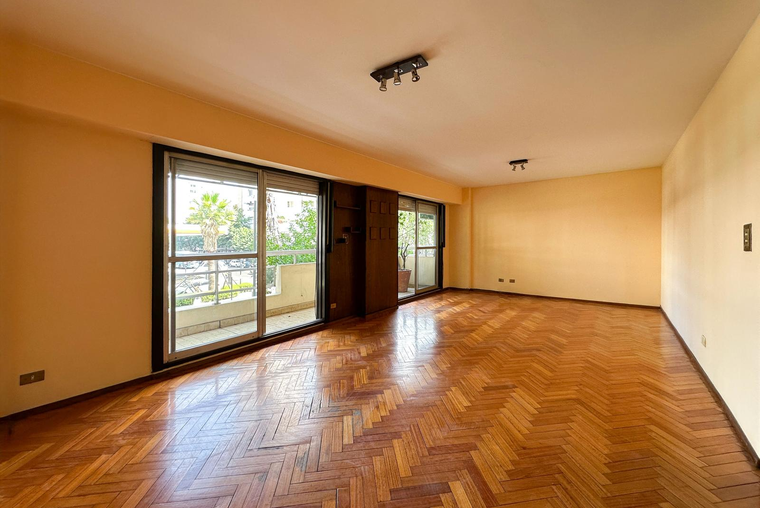 Departamento de 2/3 dormitorios con mega patio y cochera doble