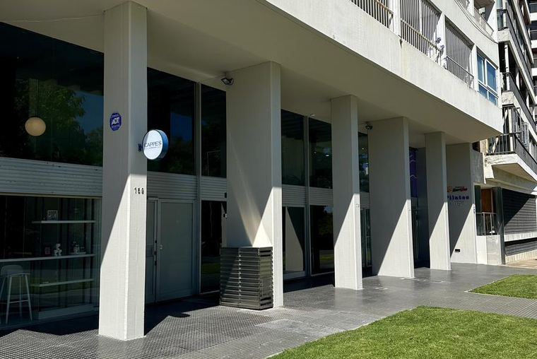 AV. LIBERTAD 100. Vista franca río. Semipiso. Amplio. Balcón terraza. Placares. Cochera. Muy bueno.