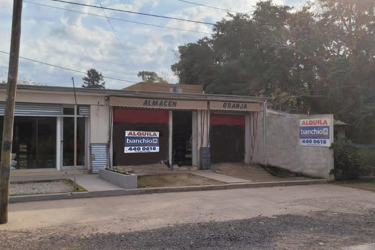FUNES. LOCAL. José Hernández 2600. Frente vidriado. 40 m2.