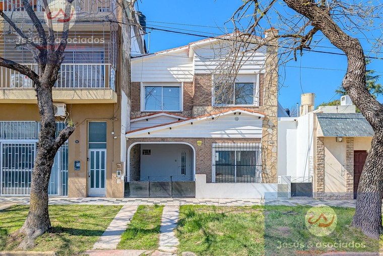 Venta - Casa - 4 dormitorios -   Rosario