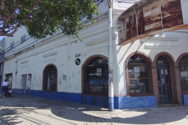 MENDOZA - CAMPBELL. Esquina. 3 locales. Depósito. Terreno 400 m2. Cubiertos 700 m2.