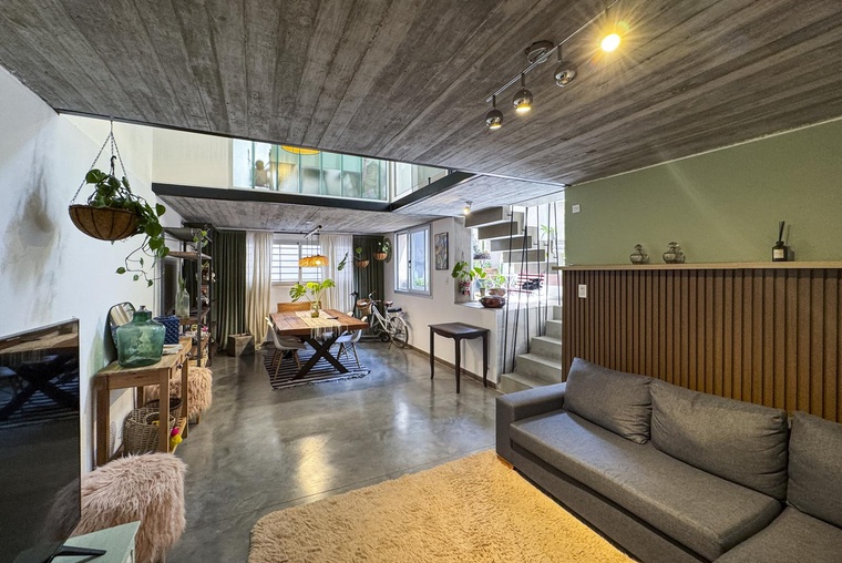 Casa de pasillo moderna con 3 dormitorios, patio y terraza