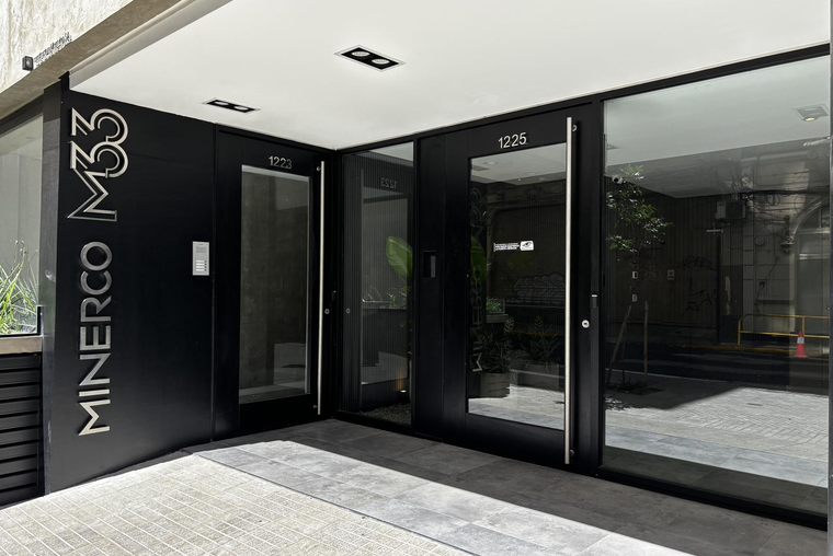 ESTRENAR. Sarmiento 1200. Frente y contrafrente. Amplios balcones. Cocina equipada. Placares. 50 m2.