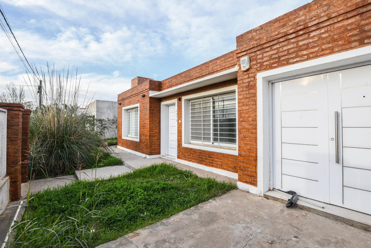 CASA VENTA TRES DORMITORIOS AMPLIOS AMBIENTES JARDIN BARRIO LAS TARDES ROLDAN