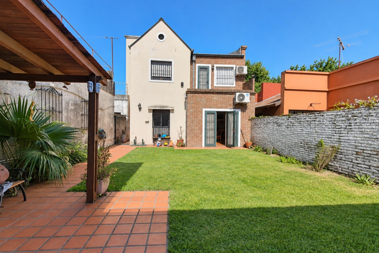 FISHERTON. JARDIN. QUINCHO. COCHERA. Sarratea - Juan José Paso. 150 m2. Reciclada. 4 dormitorios.