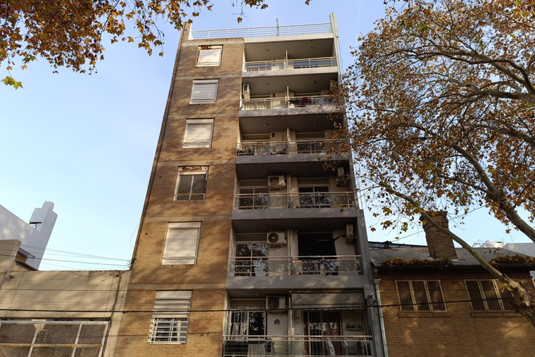 Departamento Monoambiente en venta al frente con balcón - Rosario, Pichincha