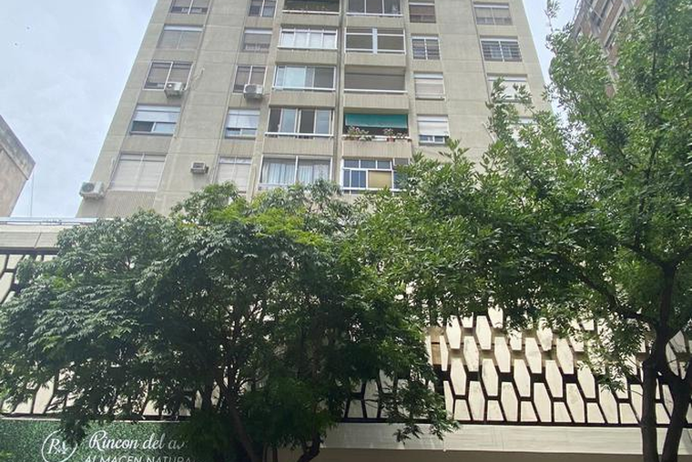 Urquiza 1100. Contrafrente con balcón. Octavo piso. 2 baños. Cochera. Amenities. SUM. Pileta.