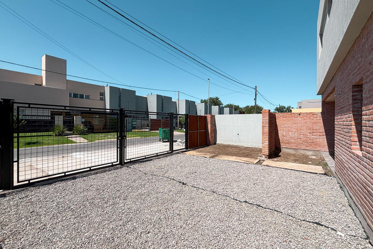 Casa en PH de 3 dormitorios con parrilla, jardín y cocheras en Tierra Nueva, Fisherton