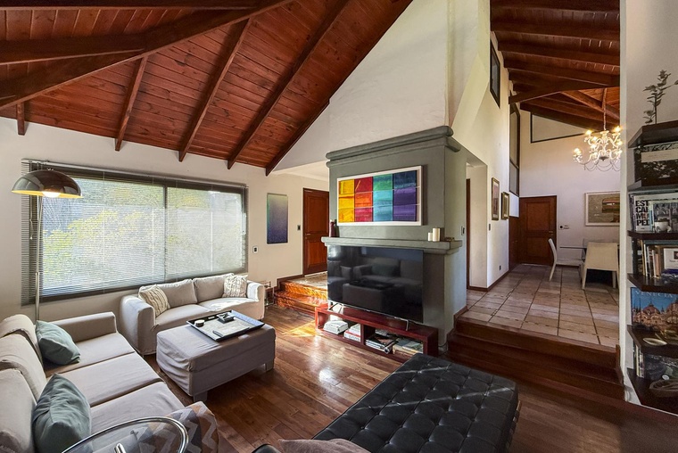 Casa de 4 dormitorios más altillo y dependencia en Country Carlos Pellegrini