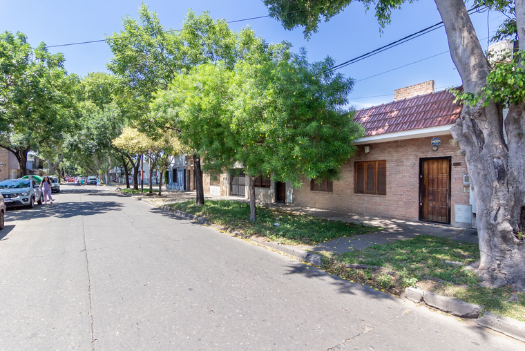 ATENCION JARDIN. Living comedor. Cocina. Dorrego - Virasoro. Patio. Parrillero.