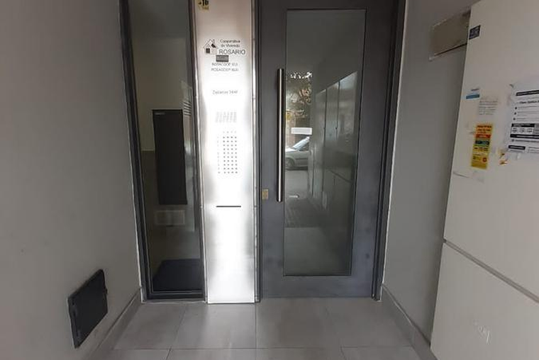 Zeballos 3400. Externo. Balcón. Cocina integrada. Baño completo.