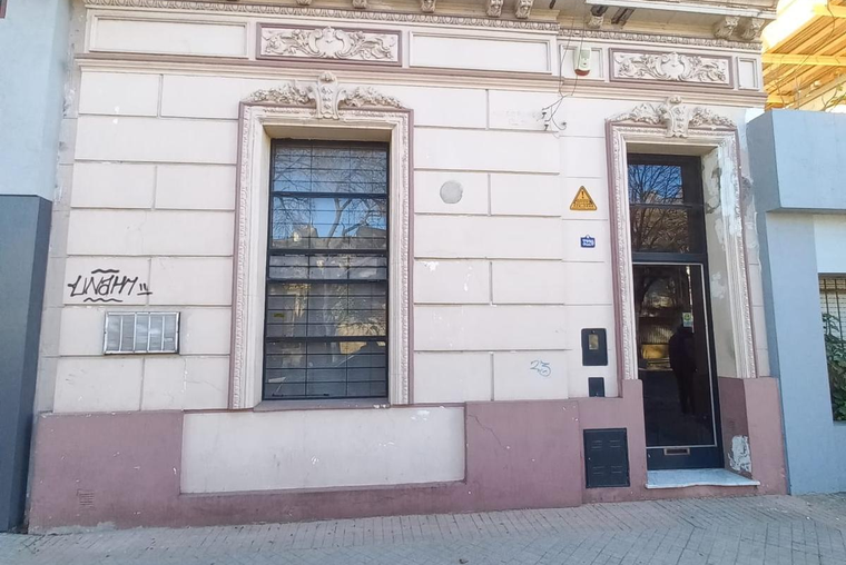 Jujuy 3200. Casa: 160 m2. Ideal Oficinas/Profesionales/Consultorios. 2 plantas.