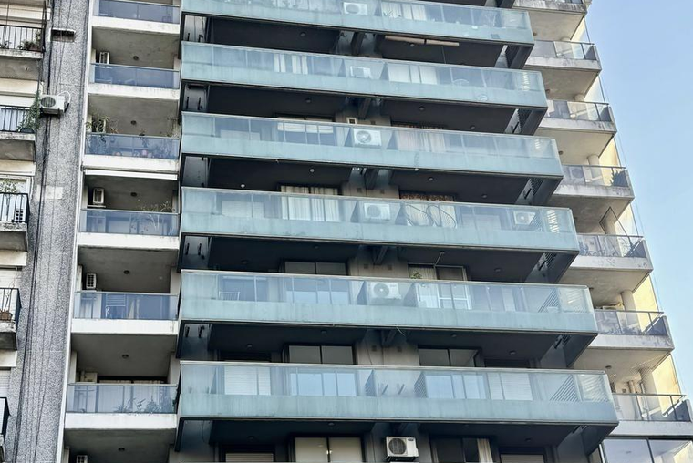 AMPLIO. Av. PELLEGRINI 1800. Balcón. Externo. Buen estado.