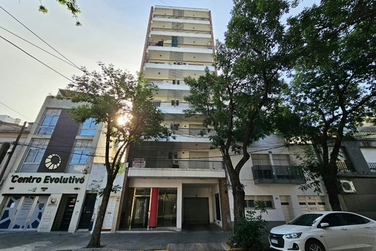 ATENCION EXTERNO. Amplio ambiente. Balcón. Suipacha - Córdoba.