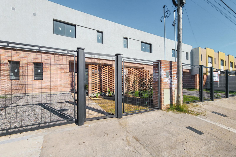 Casa en PH de 3 dormitorios con parrilla, jardín y cocheras en Tierra Nueva, Fisherton