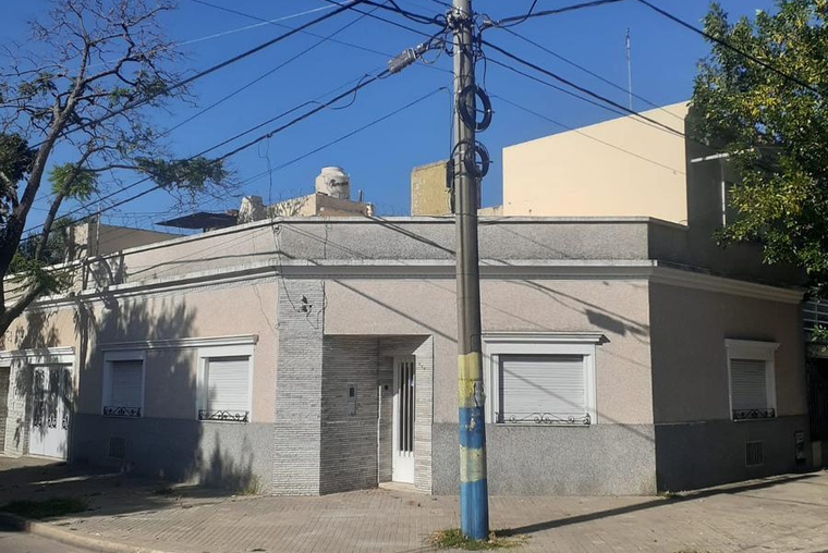 Silva 800. Al frente. Living comedor. Cocina. Lavadero. Patio. Parrillero. Terraza. 118 m2.