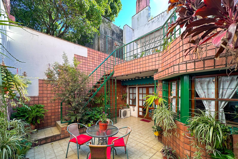 Gran casa de dos plantas y 3 dormitorios mas comodín, con patio y parrilla