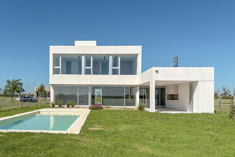 Casa de 4 dormitorios con pileta, fondo al norte en Vida Club de Campo