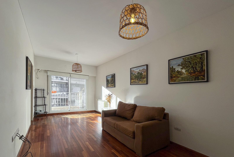Departamento de 1 dormitorio al frente con radiadores en zona río