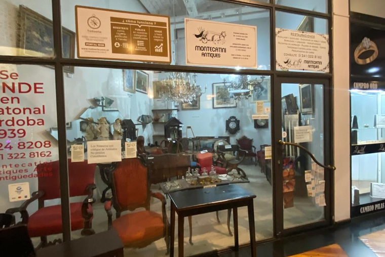 Local. 22 m2. San Martín 800, (Galería Independencia). Frente vidriado.