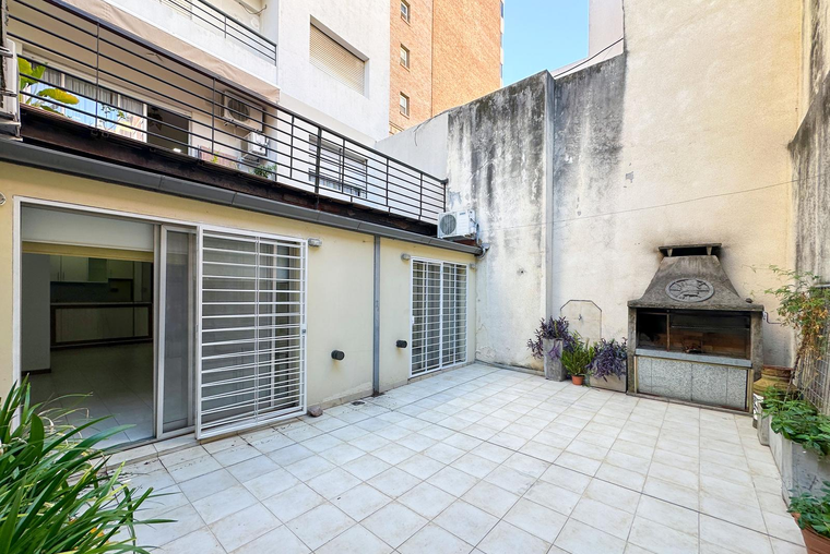 Departamento de 1 dormitorio con patio y parrillero en zona río