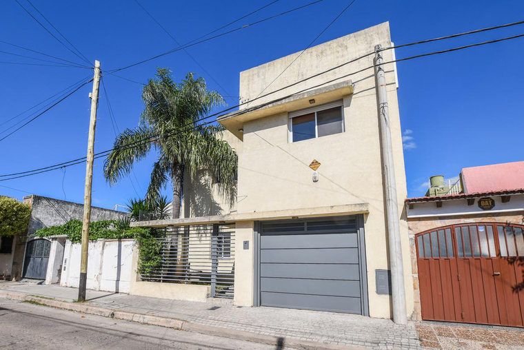 Casa de 2 dormitorios en venta - con cochera y parrillero -  Barrio Azcuénaga, Belgrano