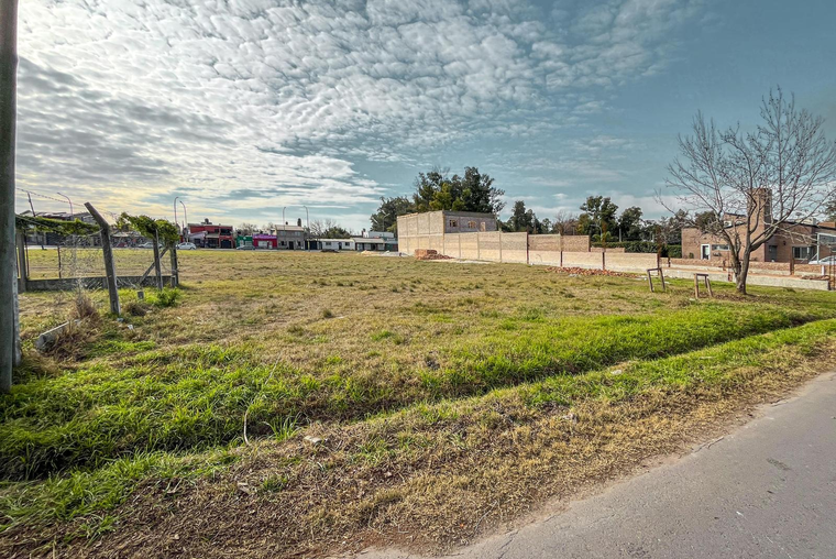 Terreno con frente al sur de 343m² en Tango