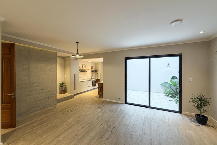 Casa de pasillo de 3 dormitorios a estrenar con patio y terraza