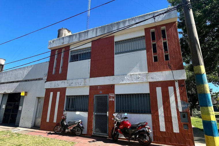 Einstein 7110. 516 m2 cubiertos. 2 plantas. 5 oficinas. Baños. Ideal logística / almacenamiento.