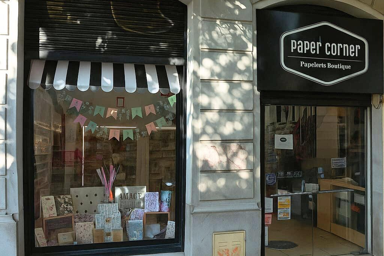 Córdoba 809. 92 m2. Sobre Peatonal. Frente vidriado. Salón y entrepiso.