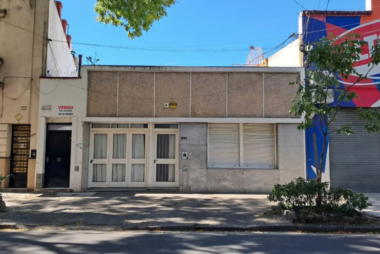 España 1800. Casa al frente. Garage. Patio. Lavadero. Ideal reciclar o constructoras.