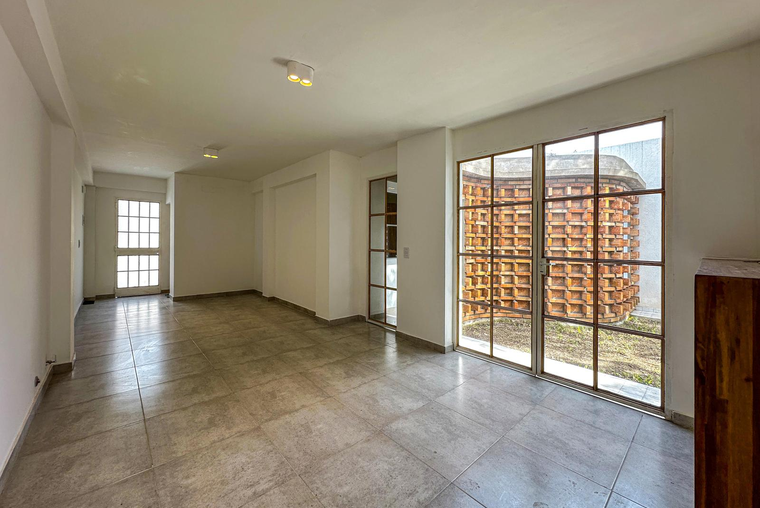 Casa de pasillo de 2 dormitorios con 2 baños y jardín en Arroyito
