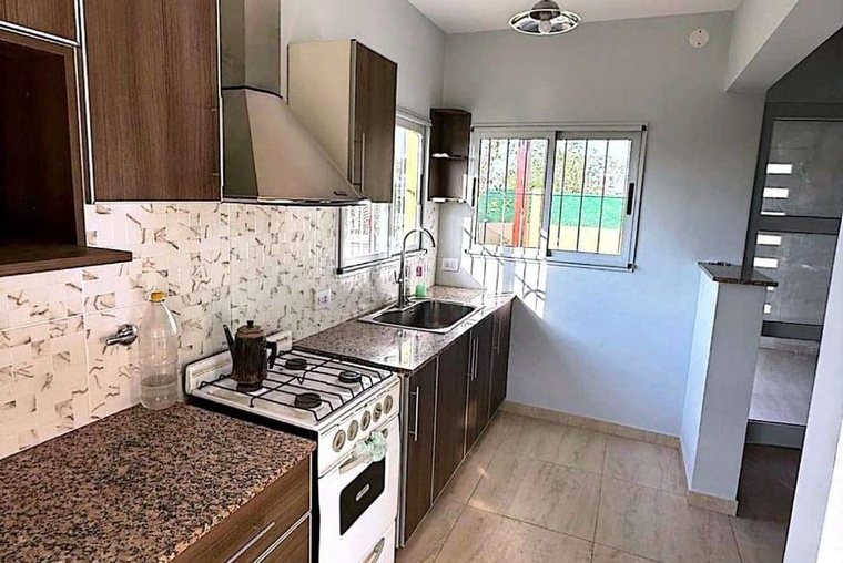 CASA DE DOS DORMITORIOS VENTA PISCINA CON PARRILLERO Y JARDIN FUNES CITY 