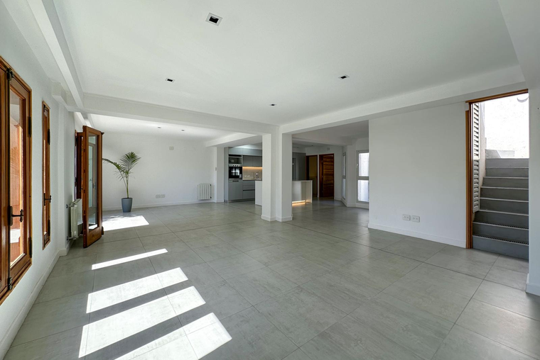 Casa de 3 dormitorios con patio, cochera y amplia terraza