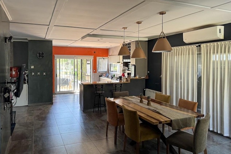 CASA DE 3 DORMITORIOS VENTA PISCINA Y JARDIN ALDAO