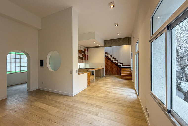 Casa en planta alta con 3 dormitorios, terraza y quincho