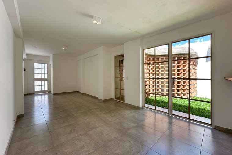 Casa de pasillo de 2 dormitorios con 2 baños y jardín en Arroyito
