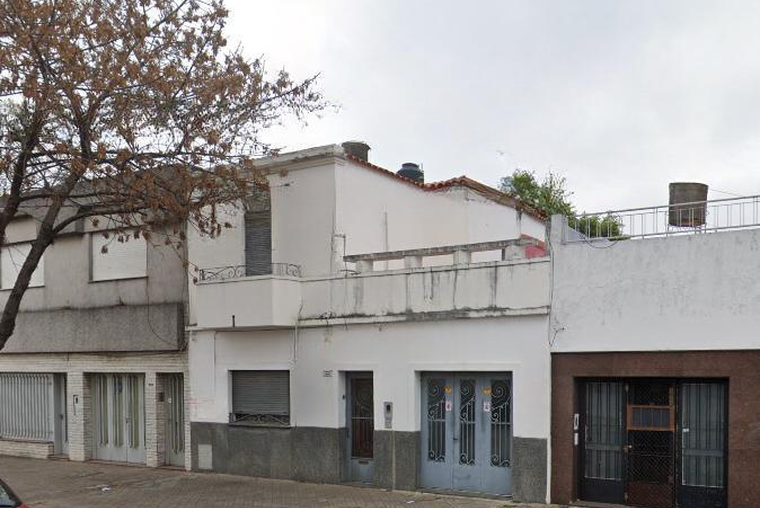 Saavedra 1000. Casa al frente. 2 plantas. Hall. Cocina. Cochera. Patio. Asador. 85 m2.