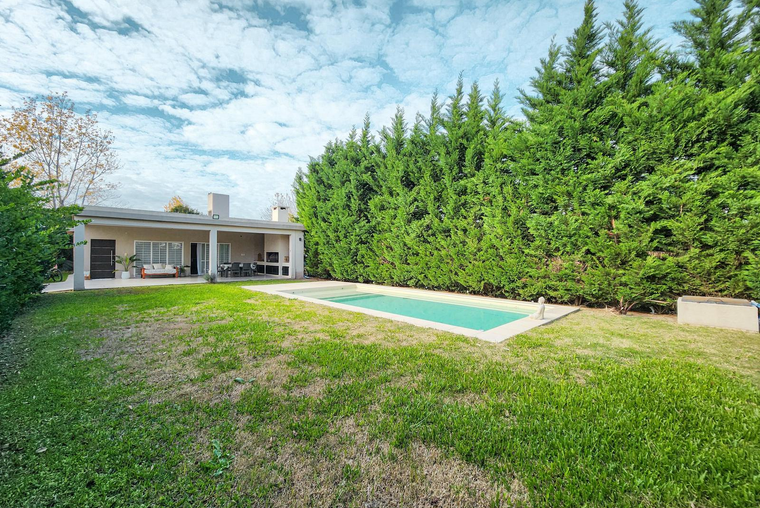 Casa de 2 dormitorios con gran jardín y pileta en las Tardes