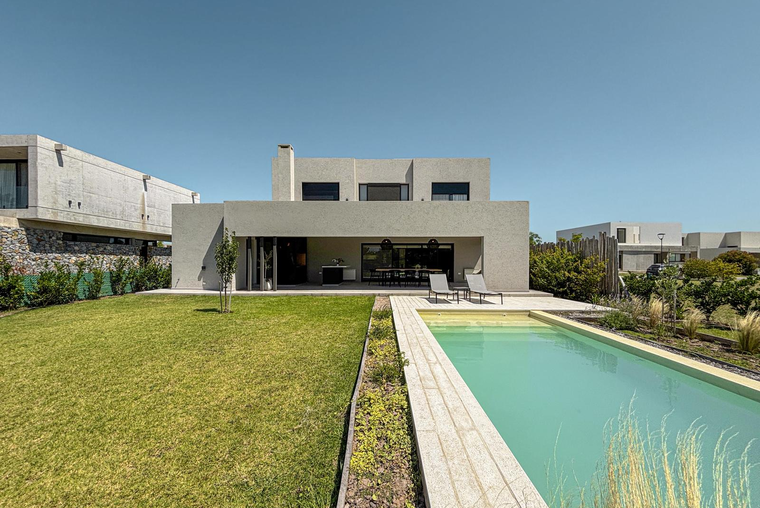 Casa de 3 dormitorios con pileta y radiadores en Vida, Funes