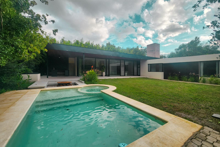 Casa de 3 dormitorios más comodín y pileta a estrenar en La Bahia, Pueblo Esther