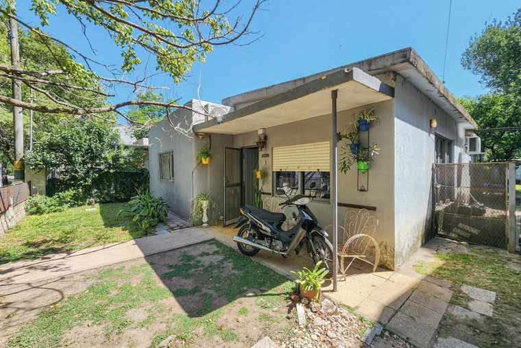 Casa de 2 dormitorios con terreno de 445m² en Funes