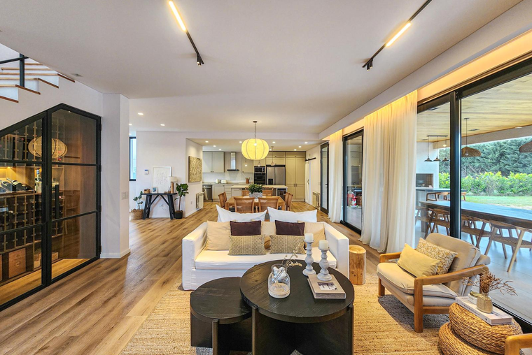 Casa de revista con 3 dormitorios, gran jardín con pileta en Puerto Roldan