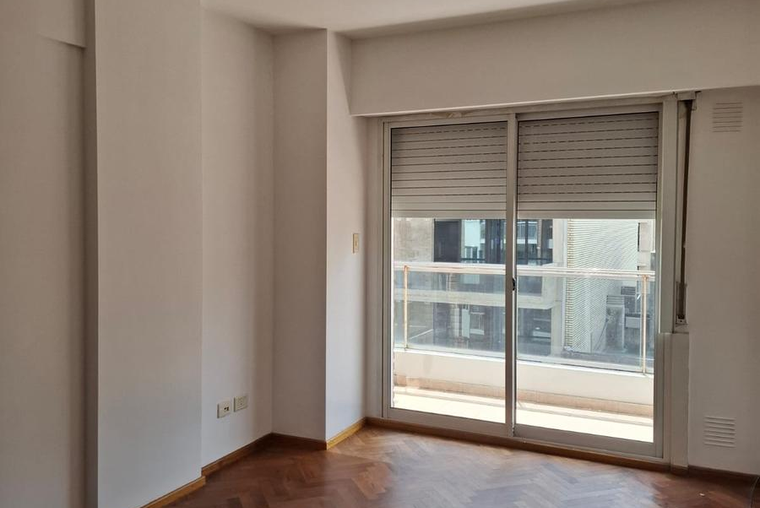 AMPLIO BROWN 2000. Externo. Balcón. Placares completos. Excelente.