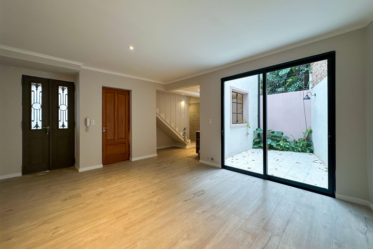 Casa de pasillo de 2 dormitorios a estrenar con patio y terraza